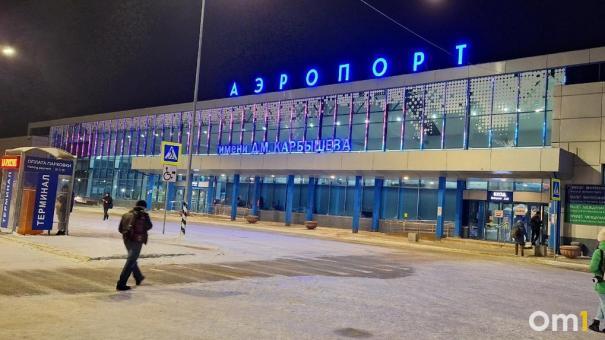 Водители заявили, что омский аэропорт требует с них деньги за бесплатную парковку