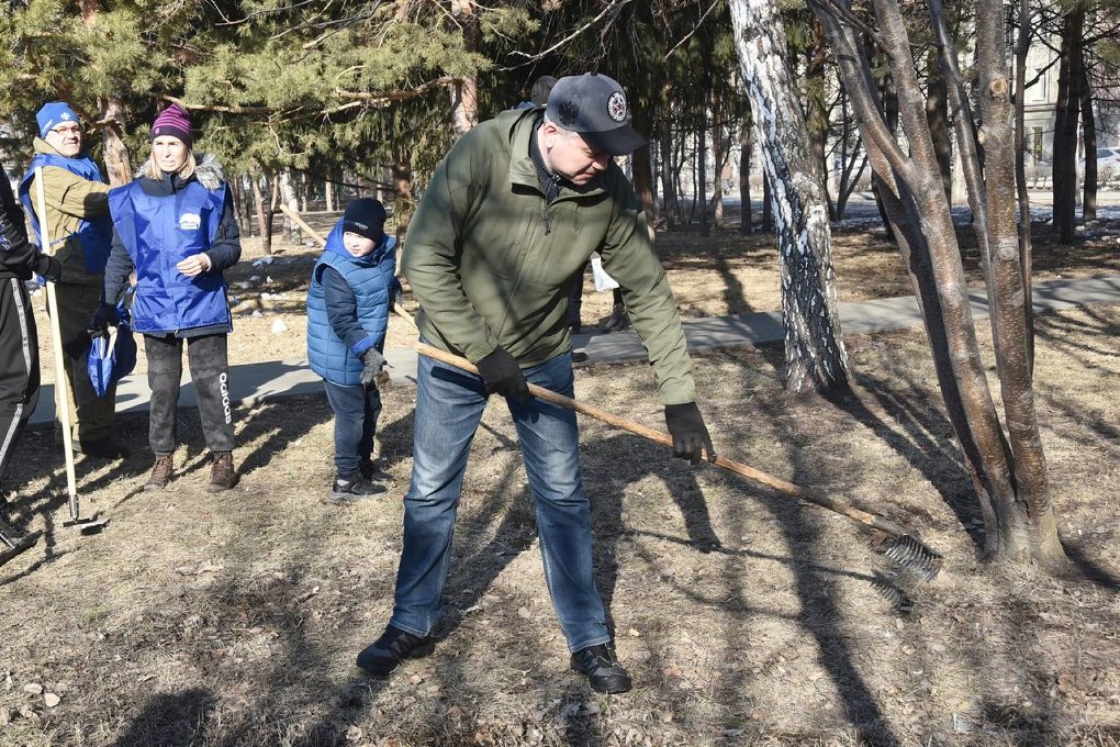 В Новосибирске прошёл общегородской субботник — показываем, насколько стали чище улицы
