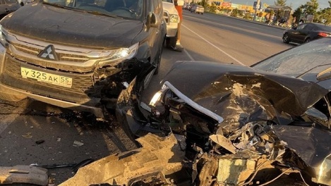 В Mitsubishi омского предпринимателя Сергея Лагутина на полной скорости влетела легковушка. ВИДЕО