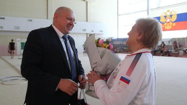 Мэр Сергей Шелест поздравил с 8 Марта заслуженного тренера России