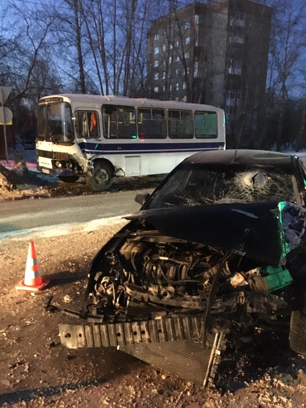 Омич на иномарке протаранил пассажирский автобус в Омске