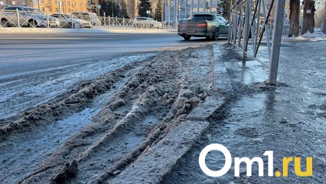 Каток для машин. Из-за прорыва трубы на перекрёстке в Омске образовалась ледяная корка