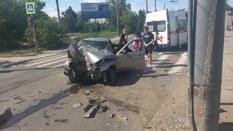 Авто восстановлению не подлежит, водитель не пострадал: в Омске «ВАЗ-2110» влетел в фонарный столб