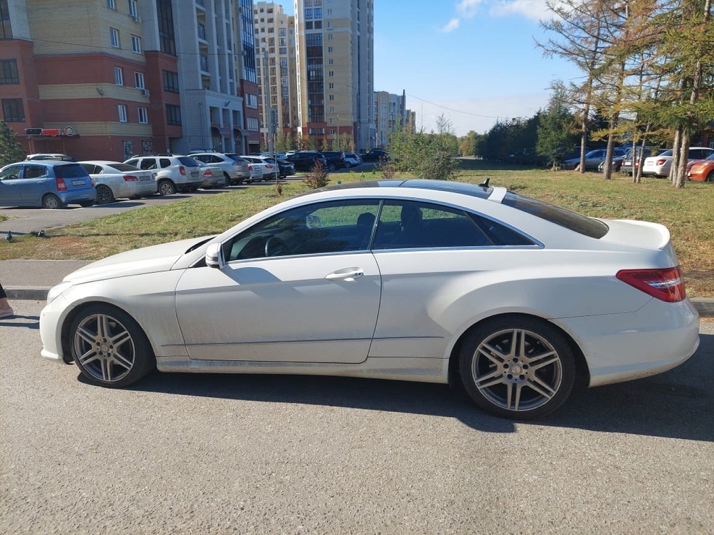 Омичка бросила парня, а за это он угнал её белоснежный Mercedes — ФОТО