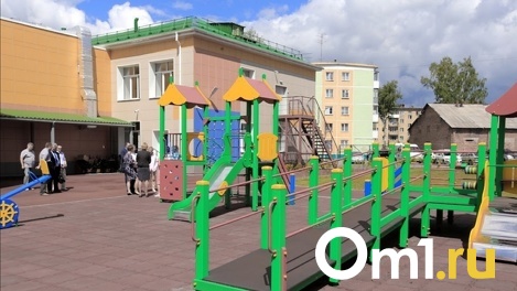 «Невестка выгнала на улицу»: бомж создал «квартиру» во дворе детского сада в Новосибирске. ВИДЕО