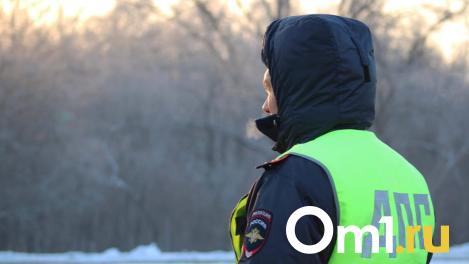В Омске сотрудники ДПС помогли водителю, которому стало плохо в дороге