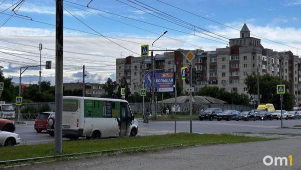 На Левобережье Омска маршрутка с пассажирами врезалась в столб