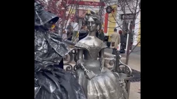 «Прохожие в страхе крестились»: актриса рассказала, зачем гуляла по Омску в чёрном балахоне