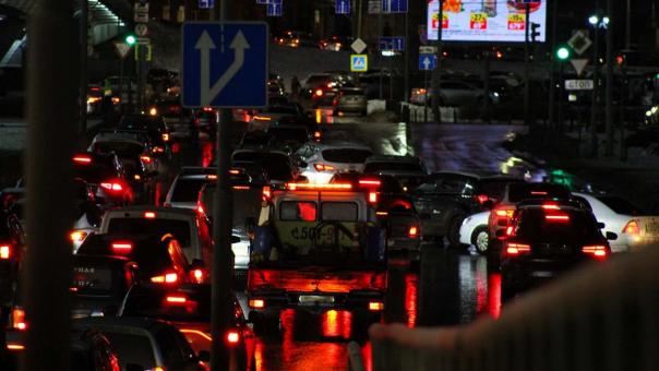 «Просто спас на дороге»: автоледи создала огромный затор в Новосибирске, но не осталась без помощи