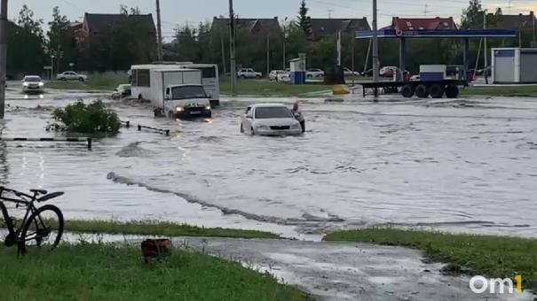 «Зачем теперь на море ехать?» Омск ушёл под воду после масштабного ливня