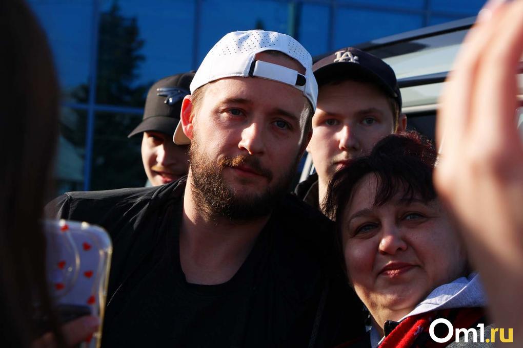 Приветствовали как рок-звёзд: омичи встретили в аэропорту хоккеистов «Авангарда»