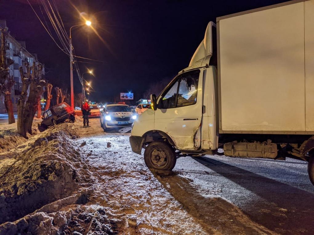 «Нива» против ГАЗели: на Московке в Омска крупная авария