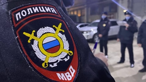 Два молодых омича избили таксиста и пытались угнать его машину
