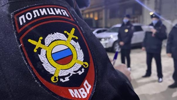 Два молодых омича избили таксиста и пытались угнать его машину