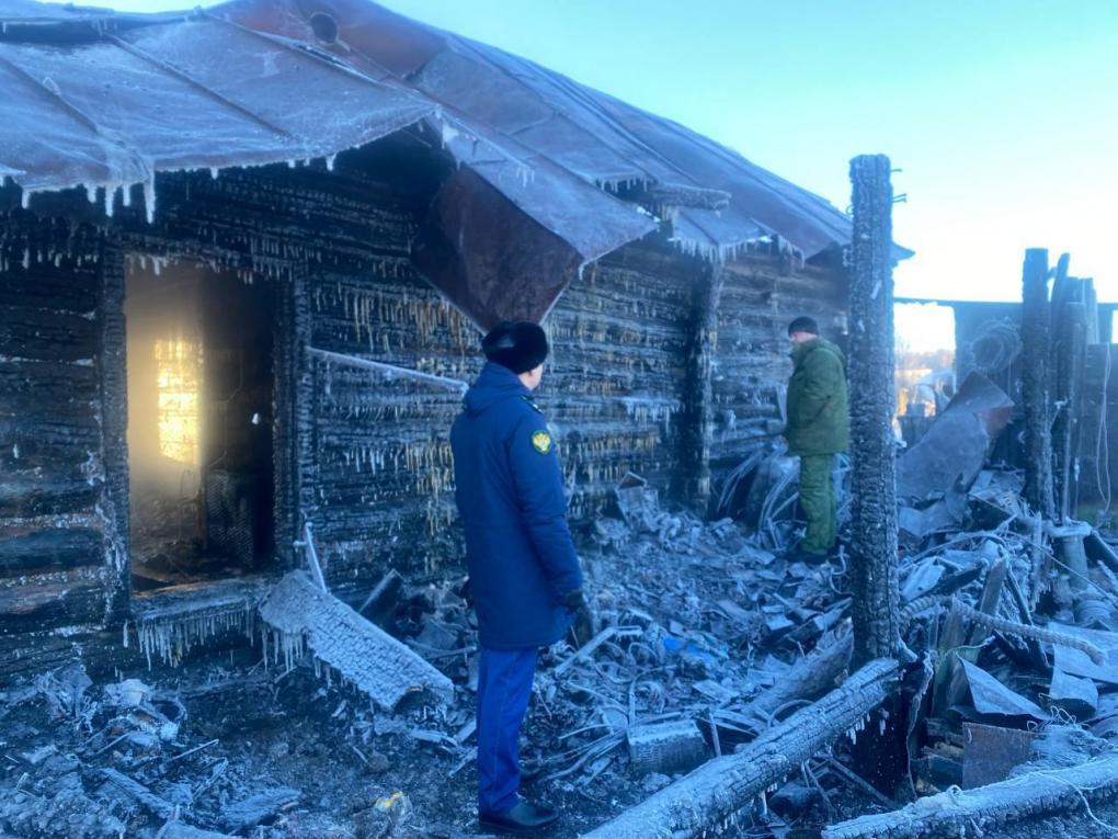 Появились страшные кадры с пожара в Новосибирской области, где погибли мать и двое детей