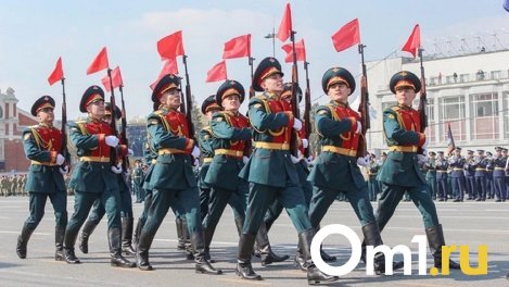 Знамя Победы подняли над оперным театром в Новосибирске