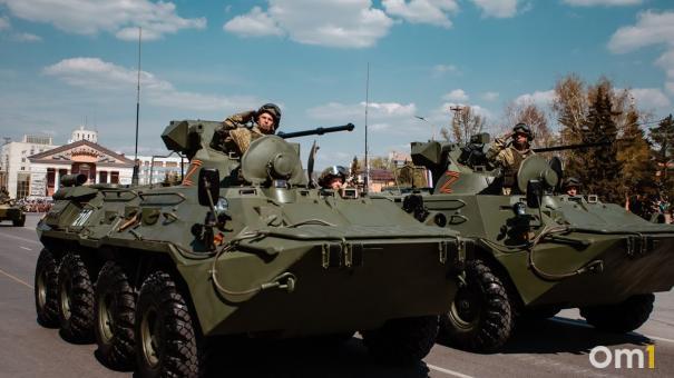 Опубликовано видео, как мобилизованные омичи проходят боевое слаживание на БТР