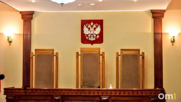Омич незаконно построил гараж на участке соседки и отказывался его сносить