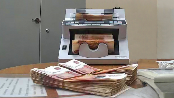 Таможенники задержали новосибирца при попытке вывоза 7 млн рублей в Азербайджан