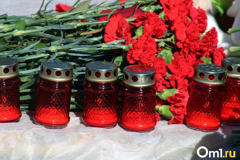 «Такое зло свершилось»: сотни омичей почтили память погибших в «Крокусе»