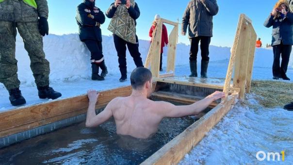 Это не церковный обряд: священник из Новосибирска дал советы участникам крещенских купаний
