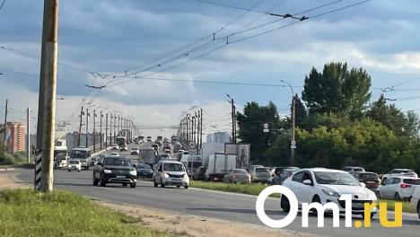 Мост у Телецентра встал в огромной пробке