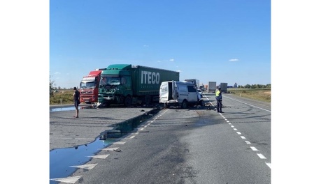 Не стало молодого парня. На трассе Омск - Тюмень водитель грузовичка столкнулся с Mercedes и КамАЗом