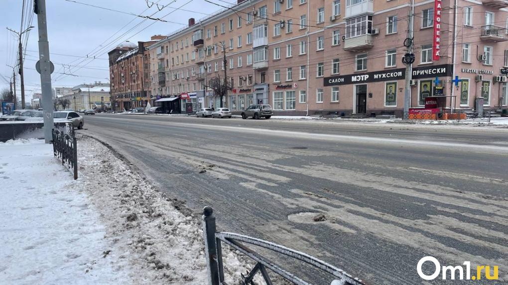 В Омск пришла зима. Последствия мощного ночного снегопада