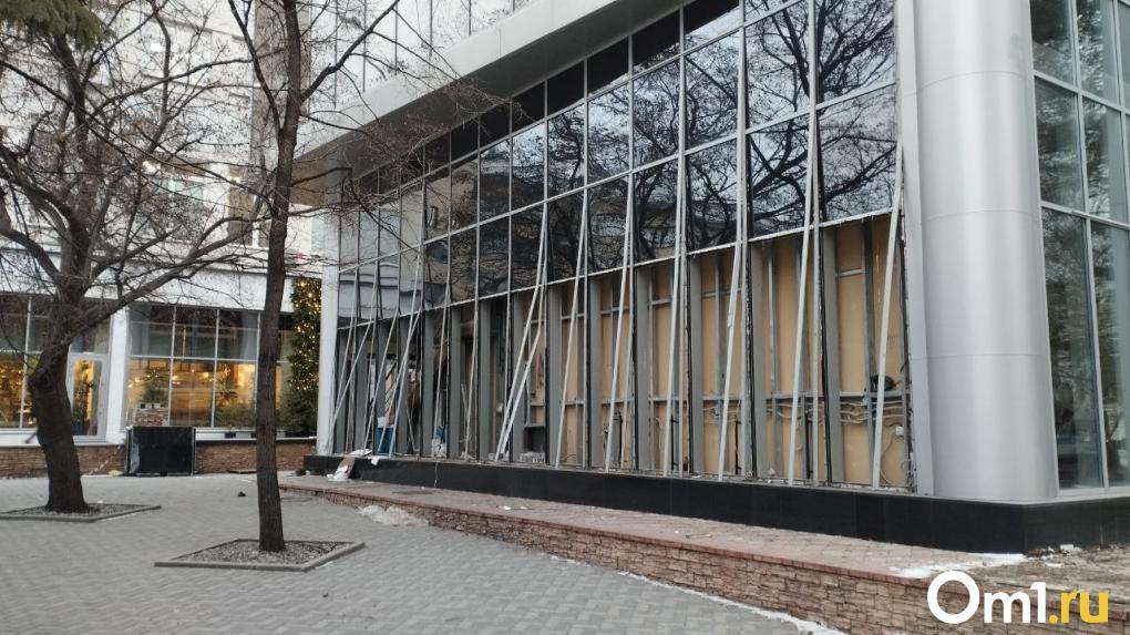 Сносят стены: Park Cafe продолжают разбирать в центре Новосибирска
