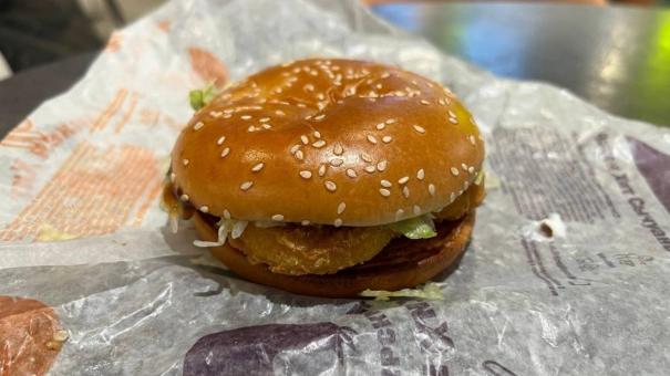 Сотрудник «Вкусно — и точка» в Каменске плюнул в бургеры и был уволен после видео