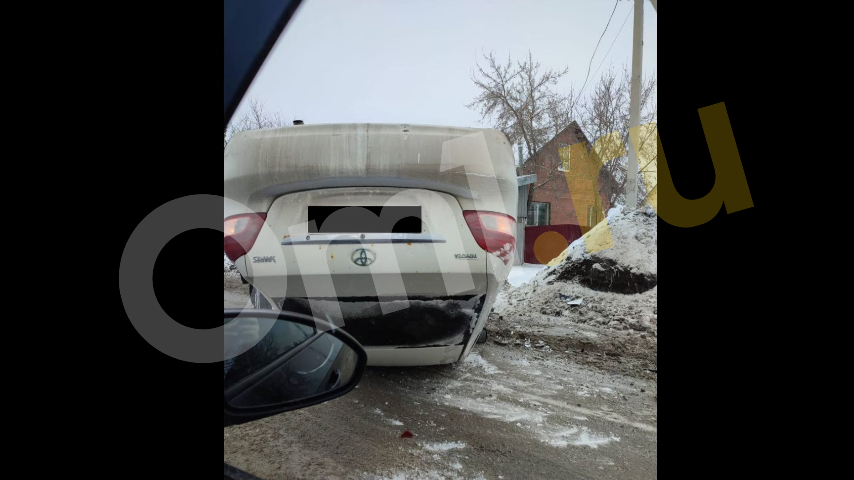 В Омске на узкой дороге машина перевернулась на крышу