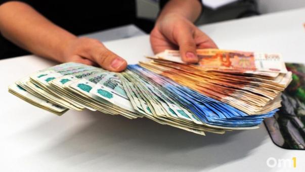 Зарплаты увеличились на 65 %: омичам рассказали, какие специалисты стали получать больше