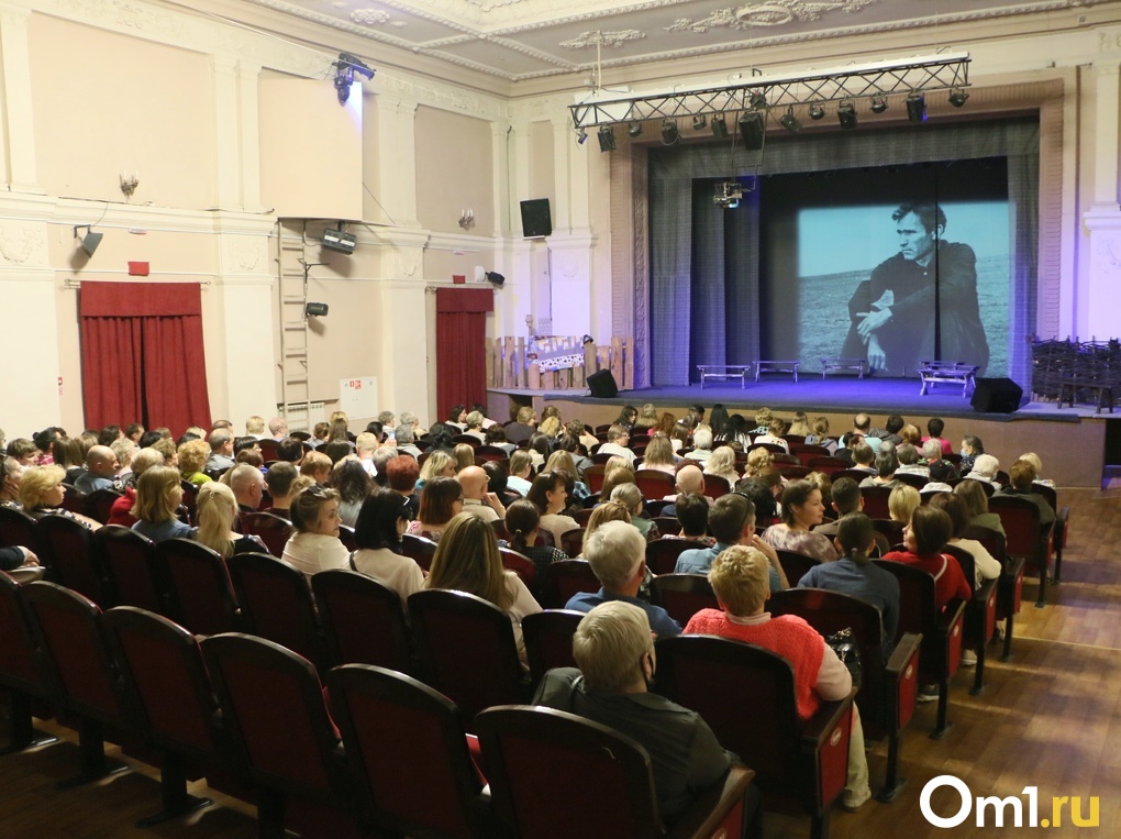 «Единая Россия» бесплатно пригласила в театр старшее поколение омичей