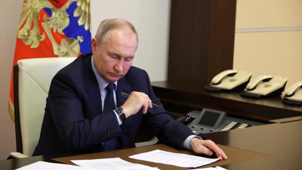 Президент России Владимир Путин подписал закон об обезличенных декларациях сенаторов и депутатов