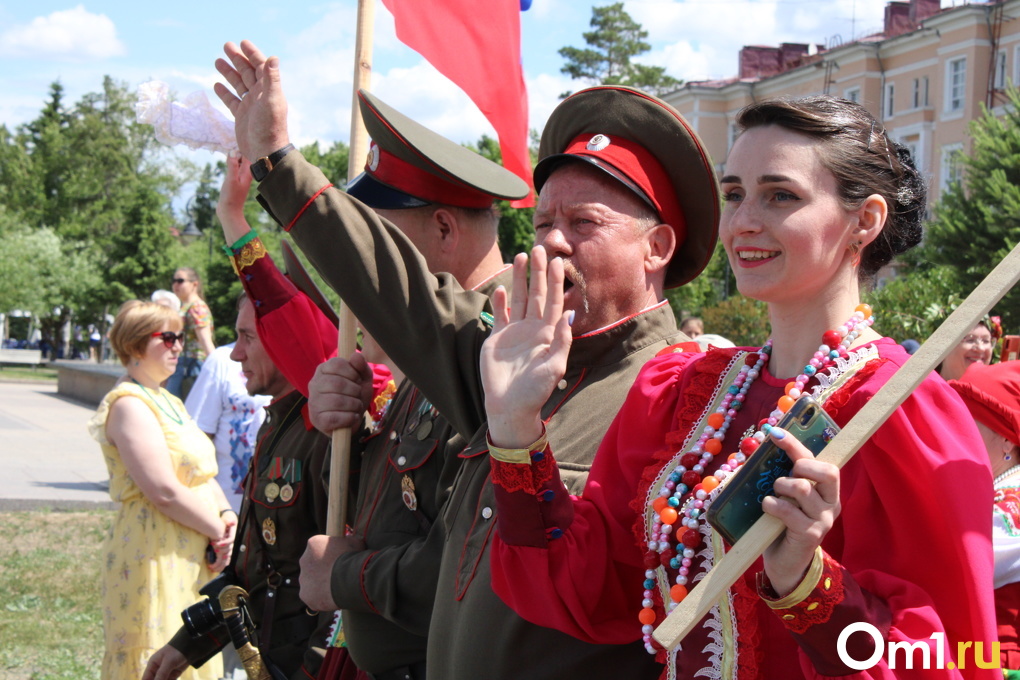 Бои, яркие костюмы и концерты: как прошёл День России в Омске