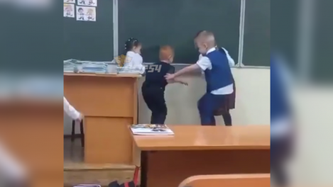 «Плюют и бьют в пах»: ученики издеваются над одноклассником с ДЦП в Новосибирске