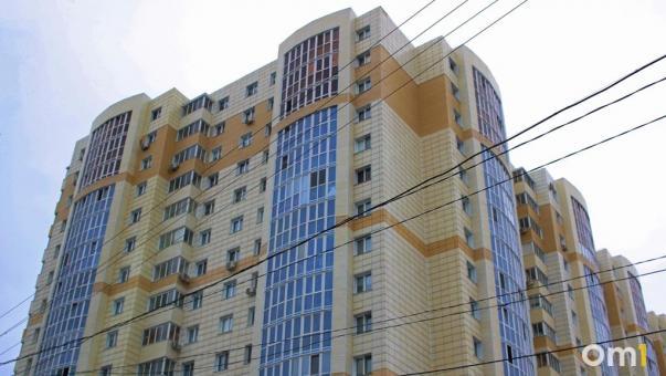После смерти матери омич не пускал сестру и племянницу в их законную квартиру