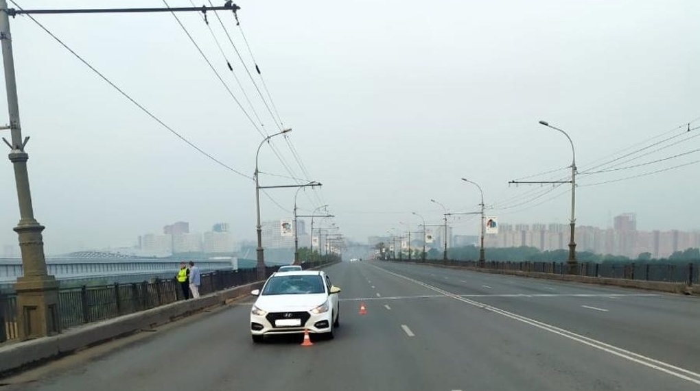 Иномарка сбила 20-летнего пешехода на Октябрьском мосту в Новосибирске