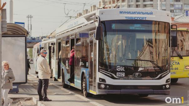 Омский общественный транспорт в праздничные дни перевёз 389 027 пассажиров
