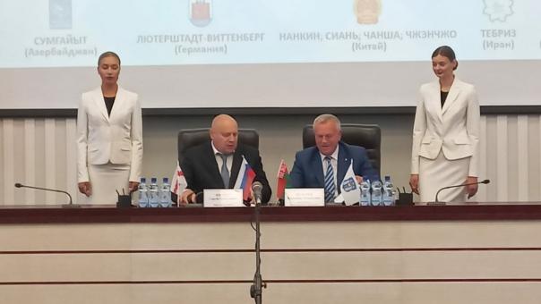 Мэр Омска Шелест подписал договор о побратимстве с главой Могилёва