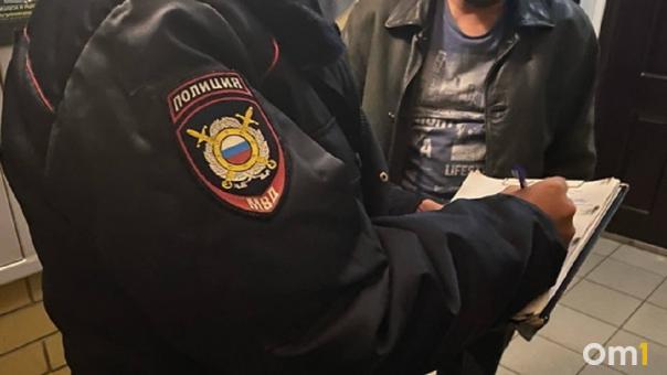 Омский блогер переоделся в полицейского и обманывал посетителей ТЦ