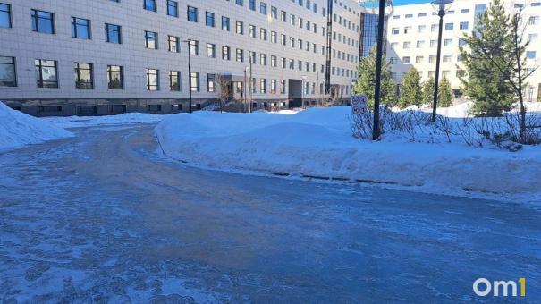 Омич получил 150 тысяч рублей из-за того, что упал, вынося мусор