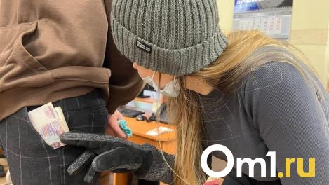 Прокуратура вернула полмиллиона рублей омичке, которая забыла, как её обокрали