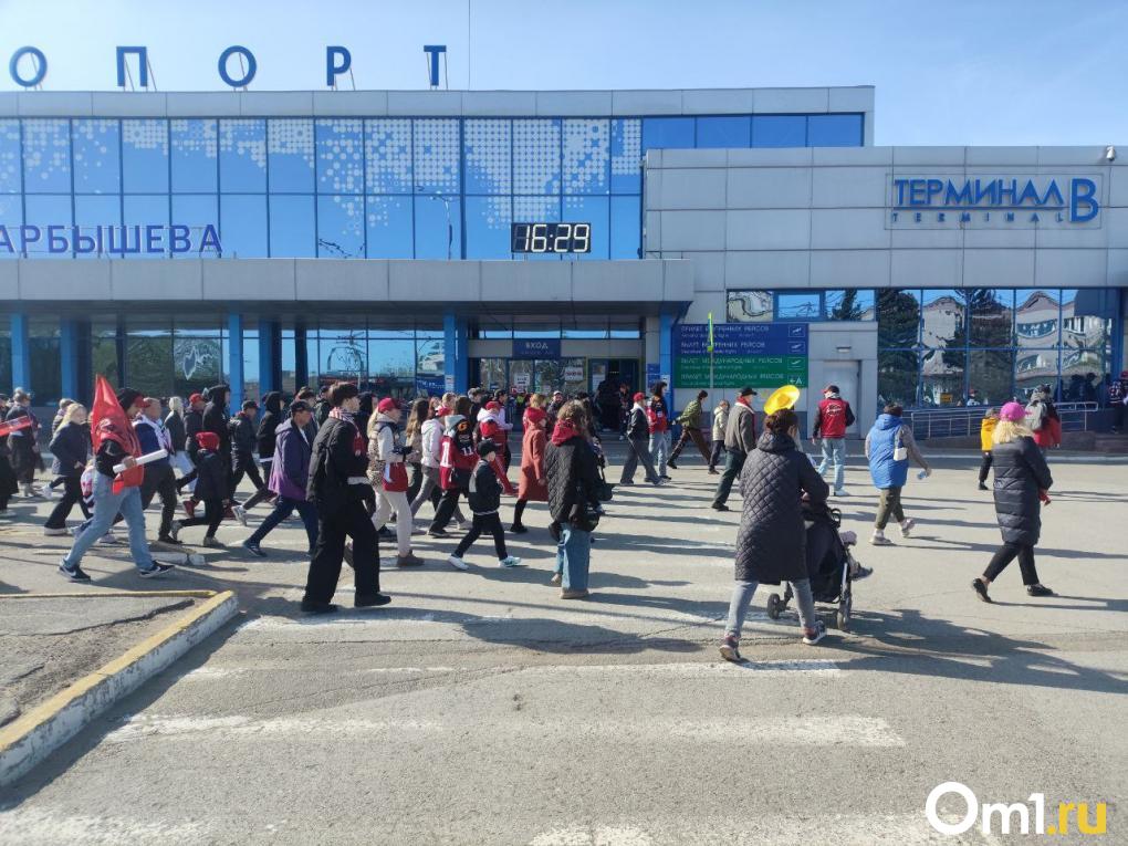 Приветствовали как рок-звёзд: омичи встретили в аэропорту хоккеистов «Авангарда»