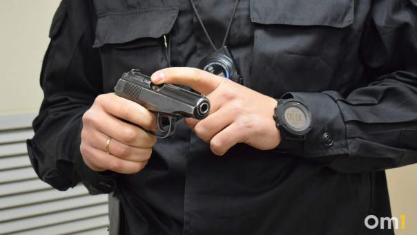 В Омске ночью неизвестный расстрелял две машины