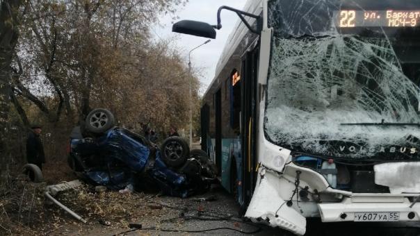 В аварии с автобусом в Омске пострадала школьница