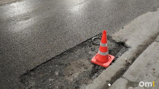 Омские дорожники начали чинить выбоины на городских дорогах