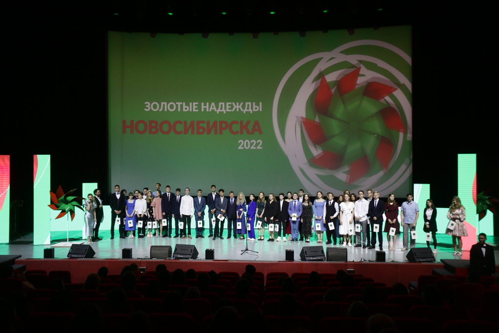 764 выпускника в Новосибирске окончили школу с золотой медалью