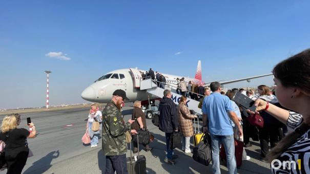 Омич-вахтовик украл жилет из самолёта. Его поймали с поличным