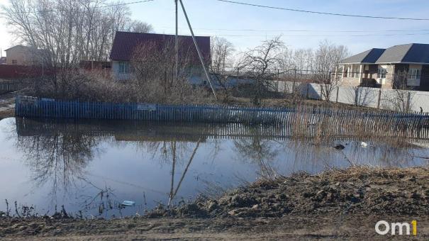 Под Омском вода разрушает трассу, по которой ездят автобусы